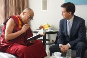 Его Святейшество Далай-лама подписывает экземпляр своей книги Эду Миллибанду, лидеру оппозиции в парламенте Великобритании во время встречи в  Лондоне, Великобритания. 19 июня 2012 г. Фото: Джереми Рассел (Офис ЕСДЛ)