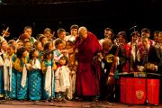 Его Святейшество Далай-лама фотографируется с тибетскими артистами перед лекцией "Настоящее изменение происходит в сердце" в Альберт-холле. Лондон, Великобритания. 19 июня 2012 г. Фото: Ян Камминг
