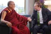 Его Святейшество Далай-лама дает интервью Эндрю Марру на Би-би-си. Лондон, Великобритания. 19 июня 2012 г. Фото: Джереми Рассел (Офис ЕСДЛ)