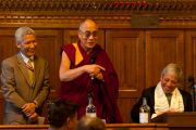 Его Святейшество Далай-лама и спикер палаты общин Джон Беркоу во время встречи, организованной Коалиционной парламентской группой по вопросам продовольствия и безопасности в парламенте, 20 июня 2012 г. Фото: Ян Камминг