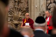 Его Святейшество Далай-лама и старший священнослужитель Вестминстерского аббатства во время службы и созерцательной практики в Вестминстерском аббатстве в Лондоне, Англия, 20 июня 2012 г. Фото: Ян Камминг