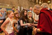 Его Святейшество Далай-лама приветствует подростков у выхода из Вестминстерского аббатства в Лондоне, Англия, 20 июня 2012 г. Фото: Ян Камминг