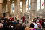 Его Святейшество Далай-лама обращается к собранию, в том числе к представителям различных религиозных групп во время службы и созерцательной практики в Вестминстерском аббатстве в Лондоне, Англия, 20 июня 2012 г. Фото: Ян Камминг