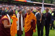 Его Святейшество Далай-ламу приветствуют на футбольном стадионе в Альдершоте, Великобритания. 21 июня 2012 г. Фото: Ian Cumming