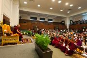 Его Святейшество Далай-лама на встрече с тибетцами, живущими в Англии. Лондон, Великобритания. 21 июня 2012 г. Фото: Ian Cumming