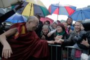 Его Святейшество Далай-ламу встречают в Эдинбурге, Шотландия. 21 июня 2012 г. Фото: Ian Cumming