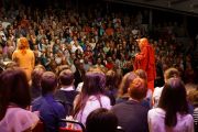 Его Святейшество приветствует аудиторию перед своим выступлением в театре Эден Корт в Инвернесс, Шотландия, 23 июня 2012 г. Фото: Джереми Рассел (Офис ЕСДЛ)