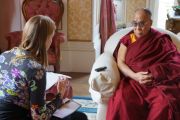 Его Святейшество Далай-лама дает интервью Международной сети уличных газет в Инвернессе, Шотландия, 23 июня 2012 г. Фото: Джереми Рассел (Офис ЕСДЛ)