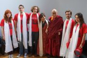 Его Святейшество Далай-лама со студентами, принимавшими участие в съемках фильма о тибетских монахинях "Дочери Долмы" в Инвернессе, Шотландия, 23 июня 2012 г. Фото: Джереми Рассел (Офис ЕСДЛ)