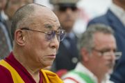 Его Святейшество Далай-лама медитирует вместе со спасшимися во время землетрясения в Мирандоле, Италия. 24 июня 2012 г. Фото: Тензин Чойджор (Офис ЕСДЛ)