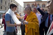 Его Святейшество Далай-лама преподносит традиционный шарф (хадак) юноше, оказавшему помощь при землетрясении 29 мая 2012 в Мирандоле, Италия. 24 июня 2012 г. Фото: Тензин Чойджор (Офис ЕСДЛ)