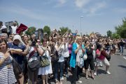 Множество людей ожидают Его Святейшество Далай-ламу в Мирандоле, Италия. 24 июня 2012 г. Фото: Тензин Чойджор (Офис ЕСДЛ)