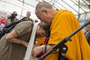 Его Святейшество Далай-лама утешает спасшихся во время землетрясения в Мирандоле, Италия. 24 июня 2012 г. Фото: Тензин Чойджор (Офис ЕСДЛ)