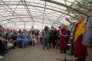 Его Святейшество Далай-лама выступает в лагере для пострадавших от землетрясения и спасателей в Мирандоле, Италия. 24 июня 2012 г. Фото: Тензин Чойджор (Офис ЕСДЛ)