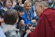 Его Святейшество Далай-лама здоровается со своими поклонниками. Эдинбург, Шотландия. 22 июня 2012 г. Фото: Джереми Рассел (Офис ЕСДЛ)