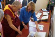Его Святейшество Далай-лама знакомится с материалами, относящимися к Тибету, в Национальной библиотеке Шотландии. Эдинбург, Шотландия. 22 июня 2012 г. Фото: Джереми Рассел (Офис ЕСДЛ)