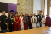 Его Святейшество Далай-лама с представителями мировых религий (христианства, сикхизма, ислама, иудаизма, индуизма и буддизма) в Эдинбурге, Шотландия. 22 июня 2012 г. Фото: Джереми Рассел (Офис ЕСДЛ)