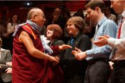 Его Святейшество Далай-лама общается со слушателями после лекции "За пределами религии". Эдинбург, Шотландия. 22 июня 2012 г. Фото: Джереми Рассел (Офис ЕСДЛ)