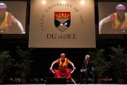 Его Святейшество Далай-лама читает лекцию "Воспитание сердца" в университете Данди, Шотландия. 22 июня 2012 г. Фото: Джереми Рассел (Офис ЕСДЛ)