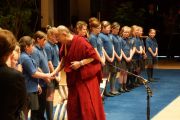 Его Святейшество Далай-лама благодарит детей из хора, поющего на языке жестов, за выступление после лекции. Данди, Шотландия. 22 июня 2012 г. Фото: Джереми Рассел (Офис ЕСДЛ)