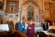 Его Святейшество Далай-лама и мэр Сант-Арканджело посещают монастырь, восстановленный Бетти Уилльямс. 25 июня 2012 г. Фото: Джереми Рассел (Офис ЕСДЛ)