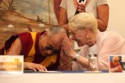 Его Святейшество Далай-лама и лауреат Нобелевской премии мира Бетти Уильямс во время пресс-конференции. Матера, Италия. 24 июня 2012 г. Фото: Тони Вече