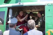 Его Святейшество Далай-лама шутит с членами экипажа вертолета лесной службы, перед вылетом в Матеру, Италия. 25 июня 2012 г. Фото: Тони Вече