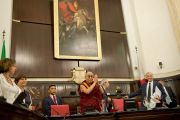 Его Святейшество Далай-лама приветствует членов городского совета в мэрии Милана, Италия. 26 июня 2012 г. Фото: Тензин Чойджор (Офис ЕСДЛ)