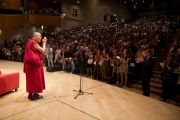 Его Святейшество Далай-лама приветствует собравшихся в театре Даль Верме. Милан, Италия. 26 июня 2012 г. Фото: Тензин Чойджор (Офис ЕСДЛ)