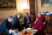 Его Святейшество Далай-лама беседует с мэром Милана Джулиано Пизапия. Италия, 26 июня 2012 г. Фото: Тензин Чойджор (Офис ЕСДЛ)