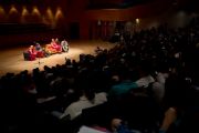 Его Святейшество Далай-лама выступает перед студентами в театре Даль Верме. Милан, Италия. 26 июня 2012 г. Фото: Тензин Чойджор (Офис ЕСДЛ)