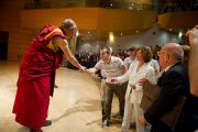 Его Святейшество Далай-лама пожимает руки слушателям в театре Даль Верме. Милан, Италия. 26 июня 2012 г. Фото: Тензин Чойджор (Офис ЕСДЛ)