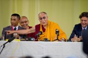 Его Святейшество Далай-лама во время встречи с журналистами. Милан, Италия. 27 июня 2012 г. Фото: Тензин Чойджор (Оифс ЕСДЛ)
