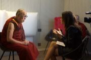 Его Святейшество Далай-лама дает интервью итальянскому телеканалу TGI. Милан, Италия. 27 июня 2012 г. Фото: Джереми Рассел (Оифс ЕСДЛ)