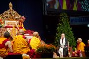 Епископ Милана Марио дель Пини Викар слушает учения Его Святейшества Далай-ламы. Милан, Италия. 27 июня 2012 г. Фото: Тензин Чойджор (Оифс ЕСДЛ)