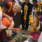 В Ладаке Его Святейшество Далай-лама даровал монашеские обеты, встретился с сотрудниками пограничной службы и посетил школу