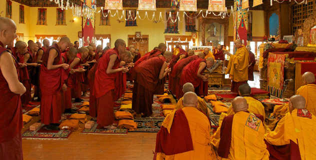 В Ладаке Его Святейшество Далай-лама даровал монашеские обеты, встретился с сотрудниками пограничной службы и посетил школу 
