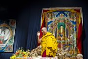 Его Святейшество Далай-лама приветствует собравшихся перед началом посвящения Авалокитешвары. Милан, Италия. 28 июня 2012 г. Фото: Тензин Чойджор (Офис ЕСДЛ)