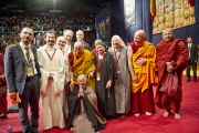 Его Святейшество Далай-лама и последователи других религиозных традиций, присутствовавшие на посвящении Авалокитешвары позируют для групповой фотографии. Милан, Италия. 28 июня 2012 г. Фото: Тензин Чойджор (Офис ЕСДЛ)