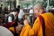 Его Святейшество Далай-лама приветствует своих последователей, покидая главный тибетский храм. Дхарамсала, Индия. 3 июля 2012 г. Фото: Пхунцог (Архив монастыря Намгьял)