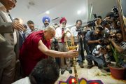Его Святейшество Далай-лама зажигает лампаду во время торжественного открытия новой больницы "Фортис", построенной в Кангре неподалеку от Дхарамсалы, где находится резиденция Его Святейшества. Штат Химачал-Прадеш, Индия. 4 июля 2012 г. Фото: Тензин Чойджор (Офис ЕСДЛ)
