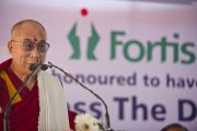 Его Святейшество Далай-лама обращается с речью к собравшимся на торжественное открытие новой больницы "Фортис", построенной в Кангре неподалеку от Дхарамсалы, где находится резиденция Его Святейшества. Штат Химачал-Прадеш, Индия. 4 июля 2012 г. Фото: Тензин Чойджор (Офис ЕСДЛ)