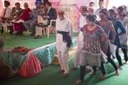 На церемонии открытия новой больницы Фортис", построенной в Кангре неподалеку от Дхарамсалы, где находится резиденция Его Святейшества Далай-ламы, медицинские сестры исполнили традиционный индийский танец. Штат Химачал-Прадеш, Индия. 4 июля 2012 г. Фото: Тензин Чойджор (Офис ЕСДЛ)