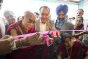 Его Святейшество Далай-лама торжественно перерезает ленточку в новой больнице "Фортис", построенной в Кангре неподалеку от Дхарамсалы, где находится резиденция Его Святейшества. Штат Химачал-Прадеш, Индия. 4 июля 2012 г. Фото: Тензин Чойджор (Офис ЕСДЛ)
