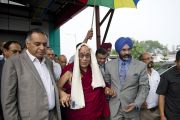 Его Святейшество Далай-лама на торжественной церемонии открытия новой больницы "Фортис", построенной в Кангре неподалеку от Дхарамсалы, где находится резиденция Его Святейшества. Штат Химачал-Прадеш, Индия. 4 июля 2012 г. Фото: Тензин Чойджор (Офис ЕСДЛ)