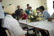 Его Святейшество Далай-лама беседует с сотрудниками новой больницы "Фортис", построенной в Кангре неподалеку от Дхарамсалы. Штат Химачал-Прадеш, Индия. 4 июля 2012 г. Фото: Тензин Чойджор (Офис ЕСДЛ)
