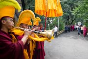 Его Святейшество Далай-лама направляется из своей резиденции в главный храм Дхарамсалы для участия в празднованиях по случаю его 77-летия. 6 июля 2012. Дхарамсала, Индия. Фото: Тензин Чойджор (ОЕСДЛ)