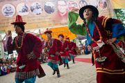 Артисты Тибетского института исполнительских искусств (TIPA) выступают на празднике по случаю по случаю 77-летия Его Святейшества Далай-ламы. 6 июля 2012. Дхарамсала, Индия. Фото: Тензин Чойджор (ОЕСДЛ)