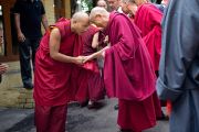 Его Святейшество Далай-лама приветствует 17-го Кармапу Оргьена Тринлея Дордже по пути в главный храм Дхарамсалы для участия в празднованиях по случаю его 77-летия. 6 июля 2012. Дхарамсала, Индия. Фото: Тензин Чойджор (ОЕСДЛ)