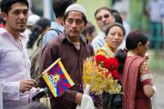 Тибетцы-мусульмане, живущие в Шринагаре, ожидают появления Его Святейшества Далай-ламы у правительственной резиденции. Штат Джамму и Кашмир, Индия. 12 июля 2012 г. Фото: Тензин Чойджор (Офис ЕСДЛ)